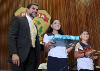 Superintendente da Polícia Federal, Eugênio Ricas entrega prêmio de redação aos alunos do Sesc Elisa Rodrigues Dantas e João Emanuel Coslopy.