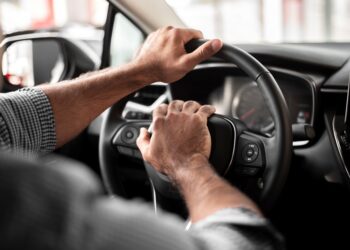 homem-tomando-carro-para-um-test-drive-venda-de-carro-direção-transito-buzina