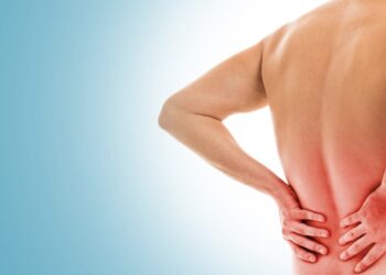 man-holds-his-back-due-pain_ ufes fapes colica renal