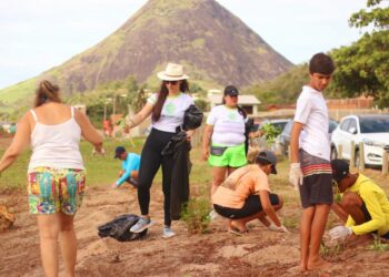Verão Ambiental Plantio de Restinga na Praia Maria Neném