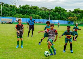 Anchieta sedia até o próximo sábado, dia 03, a Copa Guri Nacional de Futebol de Campo. Cerca de 800 atletas nas categorias sub 11, sub 13, sub 15 e sub 17 participam das competições. Os jogos acontecem nos campos de Jabaquara, Chapada do A, Itapeúna e Nova Jerusalém, sempre a partir das 8h. De acordo com a Secretaria de Esporte e da Juventude de Anchieta (Sejuv), 42 times no total estão na disputa da competição, com participação de equipes de cidades capixabas e de outros estados. Anchieta está representada por quatro equipes, envolvendo cerca de 80 atletas. A equipe da Sejuv acompanha todos os jogos, orientando as equipes e fornecendo toda assistência aos atletas e a comissão técnica, que recebem também alimentação e alojamento nas escolas Amarilis Fernandes Garcia e de Novo Horizonte. Segundo o secretário da pasta, João Orlando Simões, a copa está movimentando Anchieta com cerva de 3 mil pessoas circulando pela cidade. “Além dos atletas e da comissão, estão envolvidos os familiares dos atletas, que estão hospedados em hoteis e pousadas do município, consumindo em restaurantes e nos demais comércios da cidade. As competições acontecem em três campos do município com todo apoio da Prefeitura”, disse o secretário. A final está prevista para acontecer sábado no campo de Nova Jerusalém.