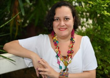 Elaine-Dal-Gobbo Escritora lança livro de crônicas sobre o universo feminino no Dia Internacional da Mulher
