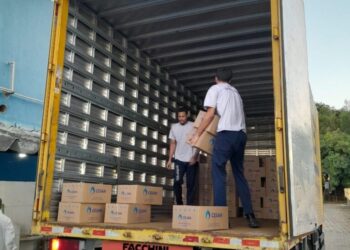 Cesan envia 30 mil copos d’água para o Rio Grande do Sul em apoio às vítimas das inundações