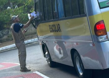 Fiscalização do Detran ES flagra condutores de transporte escolar irregulares na Serra