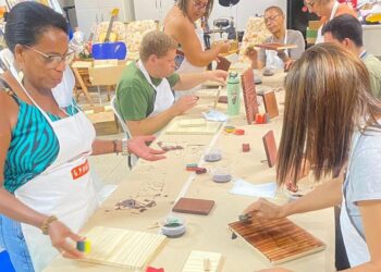 Anchietenses participam de oficina de reprodução de ícone religioso