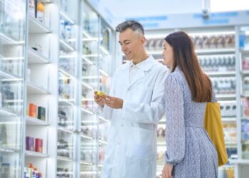 Como economizar energia em farmácias? Conheça o Solar Digital EDP