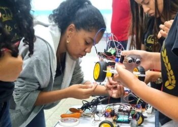 Projeto de Programação e Robótica para meninas vai formar mais de 140 alunas de baixa renda em Vitória