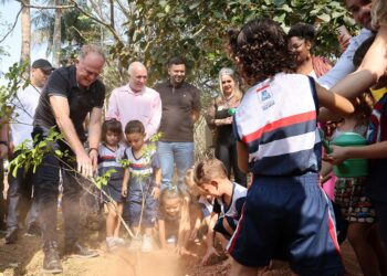 Governador recebe alunos do Ensino Infantil para plantio de ipês na Residência Oficial