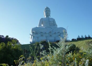Estátua do Grande Buda de Ibiraçu será iluminada na cor laranja no Dia de Doar