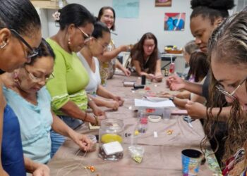 Curso de Biojóias devolve autoestima e viabiliza renda a mulheres da região