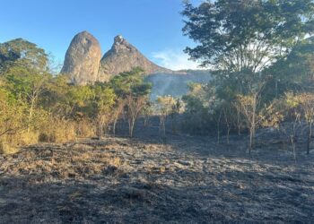 Equipes do Iema combatem incêndio no Monumento Natural Frade e a Freira