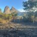 Equipes do Iema combatem incêndio no Monumento Natural Frade e a Freira