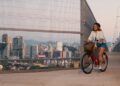 Neste 3 de junho, Dia Mundial da Bicicleta, o Espírito Santo celebra mais uma conquista importante na promoção da mobilidade ativa e sustentável. A Secretaria de Mobilidade e Infraestrutura (Semobi) foi selecionada como finalista do UITP Awards 2025, uma das principais premiações internacionais do setor de transporte público. O projeto de Ampliação da Terceira Ponte e Implantação da Ciclovia da Vida concorre na categoria Design, que reconhece iniciativas centradas na experiência do usuário e na valorização dos espaços urbanos. É o único projeto brasileiro finalista na categoria Design, disputando com iniciativas de Hong Kong e Chile. Ao todo, 34 projetos de diferentes países foram selecionados como finalistas em nove categorias. O Espírito Santo é um dos dois representantes do Brasil na premiação deste ano — o outro é um projeto do Rio de Janeiro, finalista em uma categoria distinta. A premiação é organizada pela União Internacional de Transportes Públicos (UITP) e acontece a cada dois anos. A edição de 2025 será realizada em Hamburgo, na Alemanha, durante o UITP Global Public Transport Summit. A cerimônia de entrega dos prêmios será no dia 16 de junho. O secretário de Mobilidade e Infraestrutura, Fábio Damasceno, ressalta que a seleção do projeto capixaba como finalista reforça o protagonismo do Espírito Santo na criação de soluções modernas e integradas para a mobilidade urbana. A obra de ampliação da Terceira Ponte e implantação da Ciclovia da Vida permitiu a travessia segura e confortável de ciclistas entre Vitória e Vila Velha, com uma estrutura exclusiva, moderna, iluminada e com sistema de videomonitoramento. A iniciativa também fortalece o incentivo ao uso de meios de transporte não motorizados, promovendo qualidade de vida, inclusão e sustentabilidade. A Secretaria de Mobilidade e Infraestrutura (Semobi) informa que a Ciclovia da Vida ultrapassou a marca de 1 milhão de acessos desde a sua inauguração, em agosto de 2023. Os dados referentes ao mês de abril apontam uma média de 2.331 acessos por dia durante a semana e 1.365 por dia nos finais de semana. Os números reforçam que a ciclovia vem sendo utilizada não apenas para lazer e turismo, mas também como meio de transporte seguro e eficiente no deslocamento diário entre Vitória e Vila Velha. “Estar entre os finalistas de uma premiação como essa mostra que o Espírito Santo está no caminho certo, investindo em mobilidade segura, inclusiva e de qualidade. É um reconhecimento internacional do trabalho técnico, cuidadoso e inovador que temos feito para transformar a vida das pessoas”, destaca Damasceno. Esta não é a primeira vez que o Estado é reconhecido pela UITP. Em 2023, o programa “Transcol + Sustentável”, também desenvolvido pela Semobi em parceria com o GVBus e empresas operadoras, foi destaque na premiação, recebendo reconhecimento em nível mundial e latino-americano. Entre as ações do programa estão a introdução de ônibus elétricos, uso de energia solar em terminais e garagens, logística reversa, além de medidas para redução e reciclagem de resíduos no sistema de transporte público da região metropolitana da Grande Vitória.