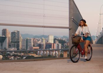 Neste 3 de junho, Dia Mundial da Bicicleta, o Espírito Santo celebra mais uma conquista importante na promoção da mobilidade ativa e sustentável. A Secretaria de Mobilidade e Infraestrutura (Semobi) foi selecionada como finalista do UITP Awards 2025, uma das principais premiações internacionais do setor de transporte público. O projeto de Ampliação da Terceira Ponte e Implantação da Ciclovia da Vida concorre na categoria Design, que reconhece iniciativas centradas na experiência do usuário e na valorização dos espaços urbanos. É o único projeto brasileiro finalista na categoria Design, disputando com iniciativas de Hong Kong e Chile. Ao todo, 34 projetos de diferentes países foram selecionados como finalistas em nove categorias. O Espírito Santo é um dos dois representantes do Brasil na premiação deste ano — o outro é um projeto do Rio de Janeiro, finalista em uma categoria distinta. A premiação é organizada pela União Internacional de Transportes Públicos (UITP) e acontece a cada dois anos. A edição de 2025 será realizada em Hamburgo, na Alemanha, durante o UITP Global Public Transport Summit. A cerimônia de entrega dos prêmios será no dia 16 de junho. O secretário de Mobilidade e Infraestrutura, Fábio Damasceno, ressalta que a seleção do projeto capixaba como finalista reforça o protagonismo do Espírito Santo na criação de soluções modernas e integradas para a mobilidade urbana. A obra de ampliação da Terceira Ponte e implantação da Ciclovia da Vida permitiu a travessia segura e confortável de ciclistas entre Vitória e Vila Velha, com uma estrutura exclusiva, moderna, iluminada e com sistema de videomonitoramento. A iniciativa também fortalece o incentivo ao uso de meios de transporte não motorizados, promovendo qualidade de vida, inclusão e sustentabilidade. A Secretaria de Mobilidade e Infraestrutura (Semobi) informa que a Ciclovia da Vida ultrapassou a marca de 1 milhão de acessos desde a sua inauguração, em agosto de 2023. Os dados referentes ao mês de abril apontam uma média de 2.331 acessos por dia durante a semana e 1.365 por dia nos finais de semana. Os números reforçam que a ciclovia vem sendo utilizada não apenas para lazer e turismo, mas também como meio de transporte seguro e eficiente no deslocamento diário entre Vitória e Vila Velha. “Estar entre os finalistas de uma premiação como essa mostra que o Espírito Santo está no caminho certo, investindo em mobilidade segura, inclusiva e de qualidade. É um reconhecimento internacional do trabalho técnico, cuidadoso e inovador que temos feito para transformar a vida das pessoas”, destaca Damasceno. Esta não é a primeira vez que o Estado é reconhecido pela UITP. Em 2023, o programa “Transcol + Sustentável”, também desenvolvido pela Semobi em parceria com o GVBus e empresas operadoras, foi destaque na premiação, recebendo reconhecimento em nível mundial e latino-americano. Entre as ações do programa estão a introdução de ônibus elétricos, uso de energia solar em terminais e garagens, logística reversa, além de medidas para redução e reciclagem de resíduos no sistema de transporte público da região metropolitana da Grande Vitória.