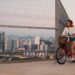 Neste 3 de junho, Dia Mundial da Bicicleta, o Espírito Santo celebra mais uma conquista importante na promoção da mobilidade ativa e sustentável. A Secretaria de Mobilidade e Infraestrutura (Semobi) foi selecionada como finalista do UITP Awards 2025, uma das principais premiações internacionais do setor de transporte público. O projeto de Ampliação da Terceira Ponte e Implantação da Ciclovia da Vida concorre na categoria Design, que reconhece iniciativas centradas na experiência do usuário e na valorização dos espaços urbanos. É o único projeto brasileiro finalista na categoria Design, disputando com iniciativas de Hong Kong e Chile. Ao todo, 34 projetos de diferentes países foram selecionados como finalistas em nove categorias. O Espírito Santo é um dos dois representantes do Brasil na premiação deste ano — o outro é um projeto do Rio de Janeiro, finalista em uma categoria distinta. A premiação é organizada pela União Internacional de Transportes Públicos (UITP) e acontece a cada dois anos. A edição de 2025 será realizada em Hamburgo, na Alemanha, durante o UITP Global Public Transport Summit. A cerimônia de entrega dos prêmios será no dia 16 de junho. O secretário de Mobilidade e Infraestrutura, Fábio Damasceno, ressalta que a seleção do projeto capixaba como finalista reforça o protagonismo do Espírito Santo na criação de soluções modernas e integradas para a mobilidade urbana. A obra de ampliação da Terceira Ponte e implantação da Ciclovia da Vida permitiu a travessia segura e confortável de ciclistas entre Vitória e Vila Velha, com uma estrutura exclusiva, moderna, iluminada e com sistema de videomonitoramento. A iniciativa também fortalece o incentivo ao uso de meios de transporte não motorizados, promovendo qualidade de vida, inclusão e sustentabilidade. A Secretaria de Mobilidade e Infraestrutura (Semobi) informa que a Ciclovia da Vida ultrapassou a marca de 1 milhão de acessos desde a sua inauguração, em agosto de 2023. Os dados referentes ao mês de abril apontam uma média de 2.331 acessos por dia durante a semana e 1.365 por dia nos finais de semana. Os números reforçam que a ciclovia vem sendo utilizada não apenas para lazer e turismo, mas também como meio de transporte seguro e eficiente no deslocamento diário entre Vitória e Vila Velha. “Estar entre os finalistas de uma premiação como essa mostra que o Espírito Santo está no caminho certo, investindo em mobilidade segura, inclusiva e de qualidade. É um reconhecimento internacional do trabalho técnico, cuidadoso e inovador que temos feito para transformar a vida das pessoas”, destaca Damasceno. Esta não é a primeira vez que o Estado é reconhecido pela UITP. Em 2023, o programa “Transcol + Sustentável”, também desenvolvido pela Semobi em parceria com o GVBus e empresas operadoras, foi destaque na premiação, recebendo reconhecimento em nível mundial e latino-americano. Entre as ações do programa estão a introdução de ônibus elétricos, uso de energia solar em terminais e garagens, logística reversa, além de medidas para redução e reciclagem de resíduos no sistema de transporte público da região metropolitana da Grande Vitória.