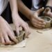 Paneleiras voltam a visitar escolas públicas para ensinar arte e cultura do barro