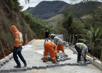 Estrada de acesso à rampa de voo livre começa receber pavimentação