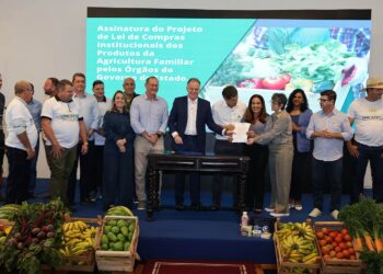 Governador assina Projeto de Lei que prioriza alimentos da agricultura familiar nas compras do Estado