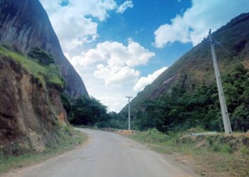 O Governo do Espírito Santo, por meio da Secretaria da Agricultura, Abastecimento, Aquicultura e Pesca (Seag), ampliou, neste ano, os investimentos no Programa Energia Mais Produtiva, iniciativa que leva rede elétrica trifásica para o meio rural, beneficiando produtores e fortalecendo a agricultura capixaba. Em 2025, já foram concluídos 29,9 quilômetros de rede elétrica em 11 municípios: Dores do Rio Preto, Iúna, Cariacica, Conceição do Castelo, Rio Bananal, Sooretama, Nova Venécia, Anchieta, Ibatiba, São Domingos do Norte e Domingos Martins. O investimento total chegou a R$ 3,3 milhões, assegurando mais eficiência no uso de tecnologias no campo e maior segurança para as famílias rurais. Além das entregas, o programa segue em andamento em duas localidades: Vila Valério (5,4 quilômetros) e a segunda etapa de Conceição do Castelo (4,6 quilômetros), esta última ainda aguardando assinatura de contrato. O prazo de execução das obras é de até um ano a partir da assinatura. O secretário de Estado da Agricultura, Enio Bergoli, destacou a importância da iniciativa. “O Energia Mais Produtiva é um programa que transforma a realidade no campo. A chegada da rede elétrica trifásica permite que o produtor tenha acesso a uma irrigação mais eficiente, utilize máquinas modernas, melhore a qualidade da produção e reduza custos. Cada quilômetro de rede entregue representa mais oportunidades de renda, tecnologia e dignidade para as famílias rurais capixabas”, afirmou. Com a expansão do programa, o Governo do Estado reforça o compromisso de garantir infraestrutura de qualidade para o desenvolvimento sustentável da agricultura e da pecuária em todas as regiões do Espírito Santo.