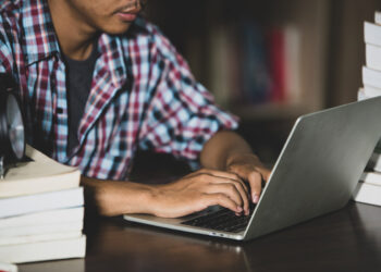 Há oportunidades em três cargos com salários iniciais que chegam a R$ 9,3 mil para carga de 30 horas 