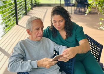 Tecnologia simples fortalece vínculos entre idosos e familiares no Espírito Santo