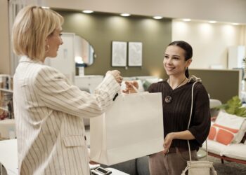 Setores de comércio e serviços capixabas criam mais de 2.200 empregos formais