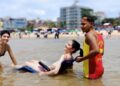 Programa Praia Acessível garante banho de mar na orla central de Piúma