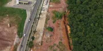 Obra de drenagem e pavimentação de rua paralela à ciclovia entra na fase final