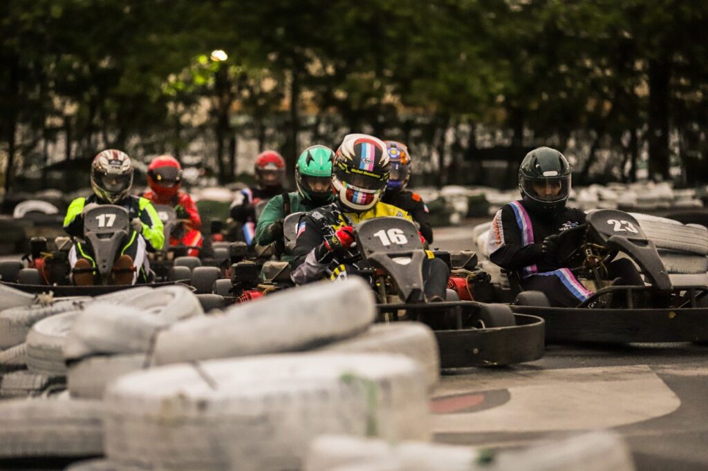 Jovens pilotos de três estados disputam a Copa Verão em Vitória de Kart