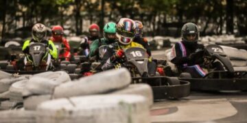 Jovens pilotos de três estados disputam a Copa Verão em Vitória de Kart