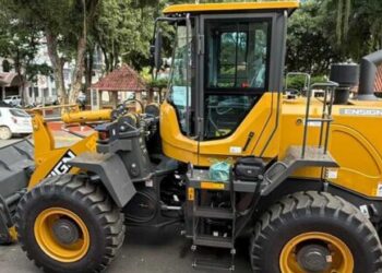 Alfredo Chaves recebe pá carregadeira e investimentos para infraestrutura e saúde