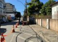 Alfredo Chaves Inicia ação de limpeza de postes e fiação no Centro da cidade