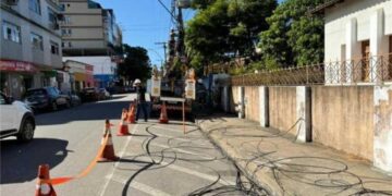 Alfredo Chaves Inicia ação de limpeza de postes e fiação no Centro da cidade