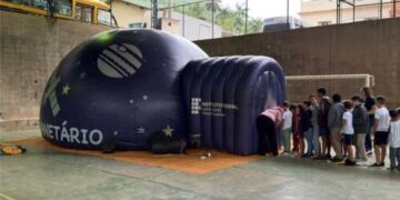 Planetário móvel leva experiência astronômica a estudantes de Alfredo Chaves