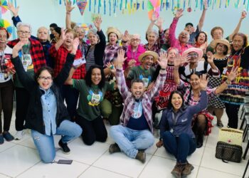 Idosos participam de arraiá do projeto Digna Idade