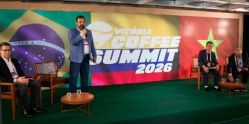 Encontro inédito entre Brasil, Vietnã e Colômbia discute origem e futuro do café no Vitória Coffee Summit