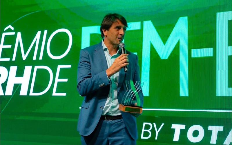No último mês de agosto, A Suzano foi representada pelo diretor Caio Eduardo Zanardo, durante cerimônia do Prêmio RH de Bem-Estar by TotalPass