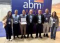 ABM Week 2026 - Raphael Medeiros e equipe exibem prêmio recebido pela Samarco na ABM Week, ao lado do presidente Rodrigo Vilela, e do gerente-geral de Desempenho Operacional, Thiago Marchezi - crédito Samarco-div
