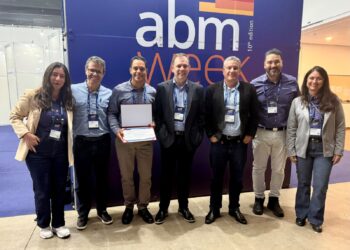 ABM Week 2026 - Raphael Medeiros e equipe exibem prêmio recebido pela Samarco na ABM Week, ao lado do presidente Rodrigo Vilela, e do gerente-geral de Desempenho Operacional, Thiago Marchezi - crédito Samarco-div