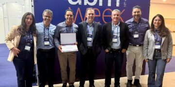ABM Week 2026 - Raphael Medeiros e equipe exibem prêmio recebido pela Samarco na ABM Week, ao lado do presidente Rodrigo Vilela, e do gerente-geral de Desempenho Operacional, Thiago Marchezi - crédito Samarco-div