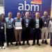 ABM Week 2026 - Raphael Medeiros e equipe exibem prêmio recebido pela Samarco na ABM Week, ao lado do presidente Rodrigo Vilela, e do gerente-geral de Desempenho Operacional, Thiago Marchezi - crédito Samarco-div