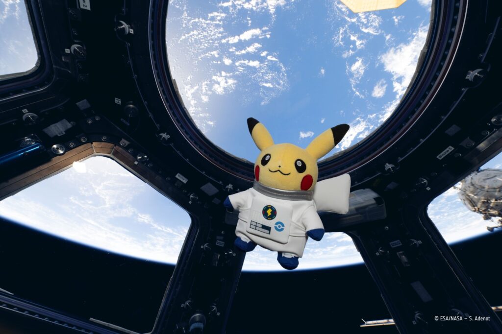 Pikachu astronauta flutua dentro da Cupola, o módulo de observação construído na Europa que oferece vistas espetaculares da Terra. É um dos lugares favoritos dos astronautas que vivem e trabalham na Estação para observar o nosso planeta passando lá embaixo. © ESA/NASA – S. Adenot