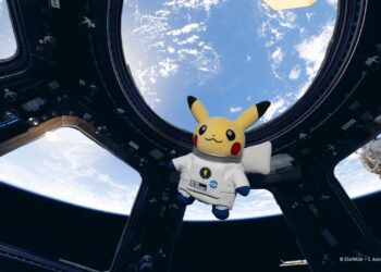 Pikachu astronauta flutua dentro da Cupola, o módulo de observação construído na Europa que oferece vistas espetaculares da Terra. É um dos lugares favoritos dos astronautas que vivem e trabalham na Estação para observar o nosso planeta passando lá embaixo. © ESA/NASA – S. Adenot