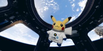 Pikachu astronauta flutua dentro da Cupola, o módulo de observação construído na Europa que oferece vistas espetaculares da Terra. É um dos lugares favoritos dos astronautas que vivem e trabalham na Estação para observar o nosso planeta passando lá embaixo. © ESA/NASA – S. Adenot